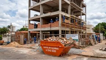Caçamba de entulho em obra de construção civil — Goiânia